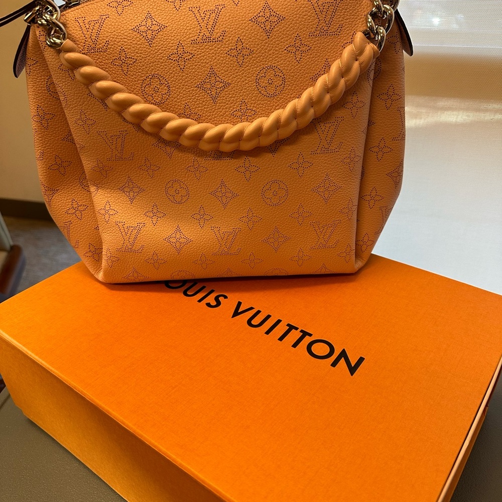 Authentic Louis Vuitton Babylon BB Mahina leather bag.